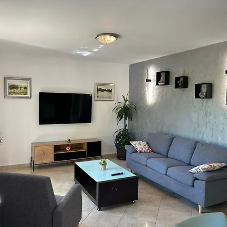Cozy Lenny Apartment