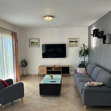 Cozy Lenny Apartment Split